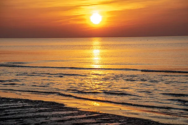 Orabge Tramonto Colorato Calmi Campi Acqua Mare Spiaggia Con Nuvole — Foto Stock