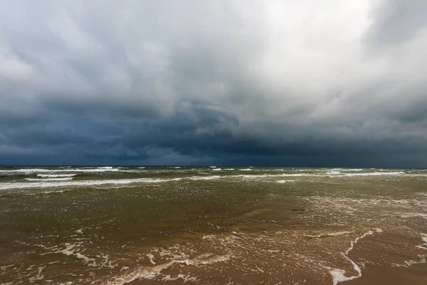 Playa Mar Vacía Antes Tormenta Con Nubes Dramáticas Sombras Árboles — Foto de Stock