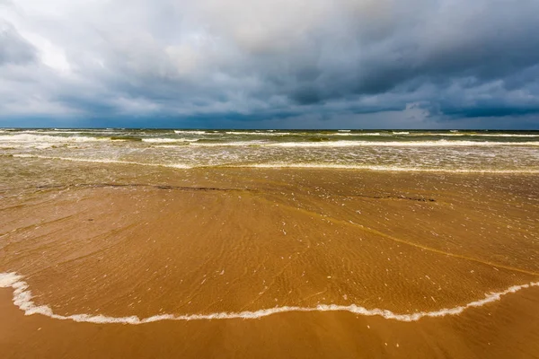 Playa Mar Vacía Antes Tormenta Con Nubes Dramáticas Sombras Árboles — Foto de Stock