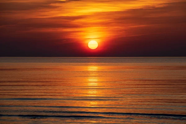 Orabge Kolorowy Zachód Słońca Nad Morzem Spokojne Pola Wodne Pływającymi — Zdjęcie stockowe