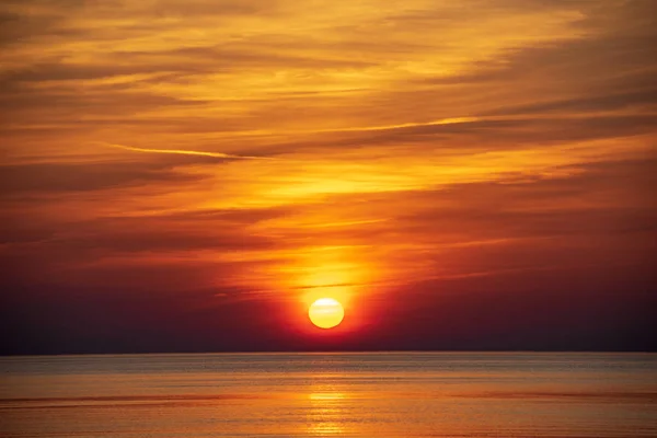 Puesta Sol Color Orabge Sobre Tranquilos Campos Agua Playa Mar — Foto de Stock