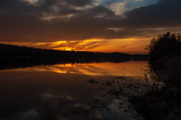 Pôr Sol Vermelho Alaranjado Inverno Florestas Com Água Calma Rio — Fotografia de Stock