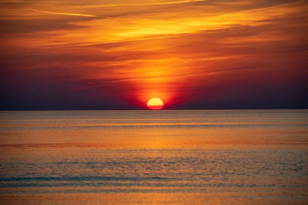 Orabge Kolorowy Zachód Słońca Nad Morzem Spokojne Pola Wodne Pływającymi — Zdjęcie stockowe