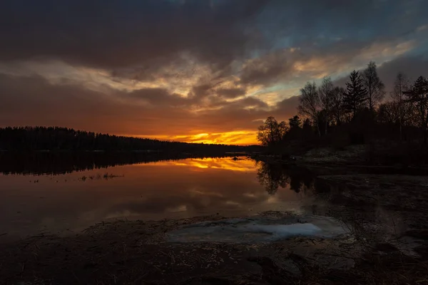 Orange Röd Solnedgång Vintern Skogen Med Lugnt Vatten Floden — Stockfoto