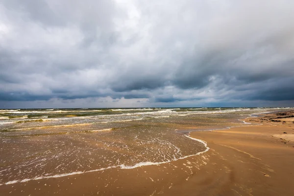 Пустой Морской Пляж Перед Бурей Драматическими Облаками Тенями Деревьев Песке — стоковое фото