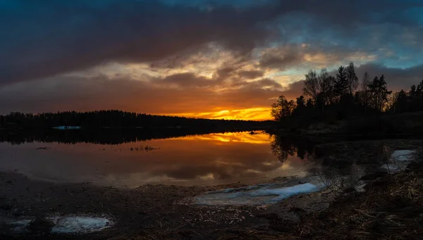 Orange Röd Solnedgång Vintern Skogen Med Lugnt Vatten Floden — Stockfoto