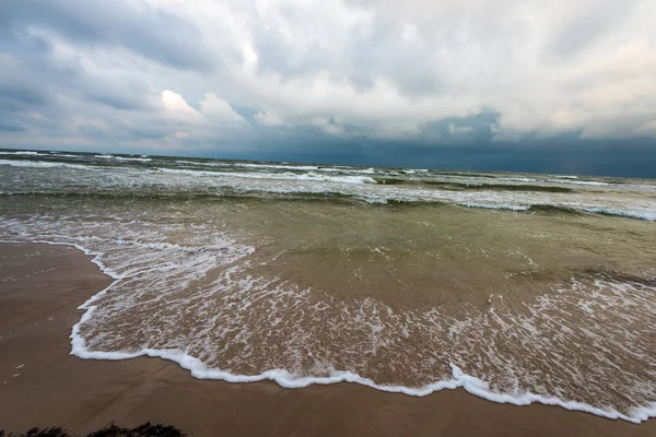 Töm Havsstranden Före Stormen Med Dramatiska Moln Och Skuggor Från — Stockfoto