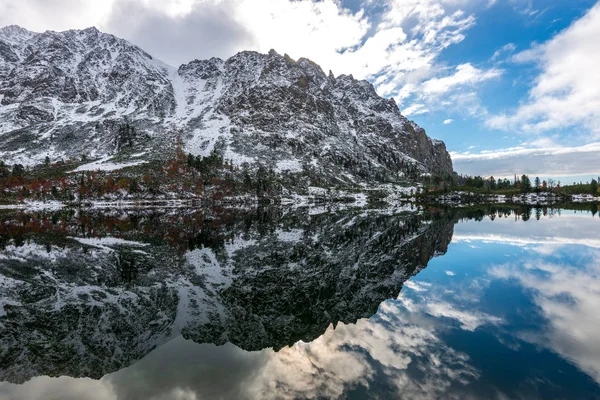 Lac Montagne Hiver Avec Eau Libre Calme Mur Montagne Derrière — Photo