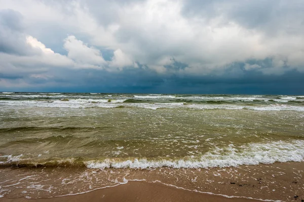 Playa Mar Vacía Antes Tormenta Con Nubes Dramáticas Sombras Árboles — Foto de Stock