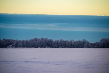 kırsal kış kar alanları üzerinde renkli günbatımı ışık