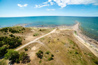 yaz aylarında Hiiumaa ada Estonya kayalık plaj