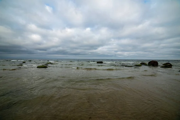 Praia Mar Tempestuoso Com Grandes Rochas Areia Molhada Mar Báltico — Fotografia de Stock