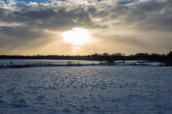 Campi Innevati Nella Campagna Invernale Nuvole Blu Con Nuvole Rotte — Foto Stock