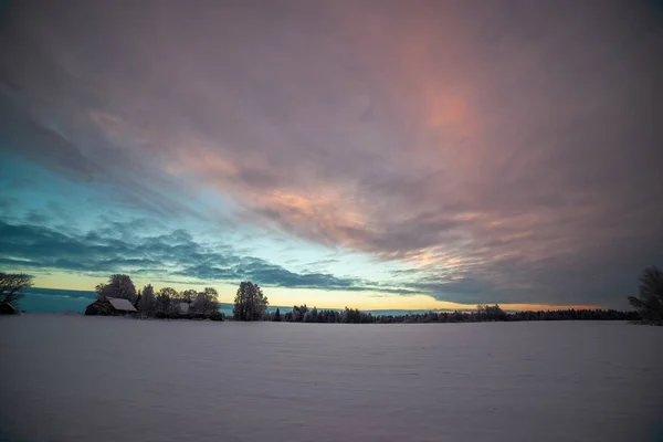 Kırsal Kış Kar Alanları Üzerinde Renkli Günbatımı Işık — Stok fotoğraf