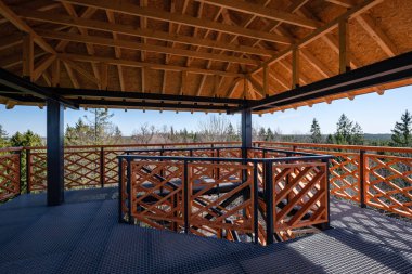 orman kırsalında moder ahşap ve metal gözetleme kulesi ayrıntıları