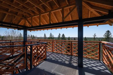 orman kırsalında moder ahşap ve metal gözetleme kulesi ayrıntıları