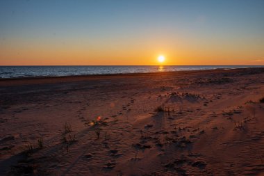 kırık bulutlar ile akşam deniz üzerinde koyu kırmızı günbatımı