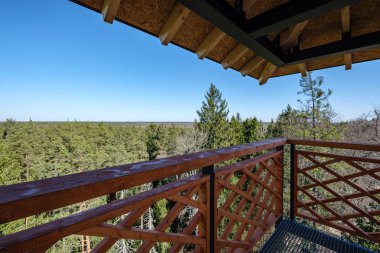 orman kırsalında moder ahşap ve metal gözetleme kulesi ayrıntıları