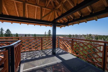 orman kırsalında moder ahşap ve metal gözetleme kulesi ayrıntıları