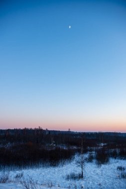 kış kırsalkarla kaplı alanlar, kırık bulutlu mavi bulutlar