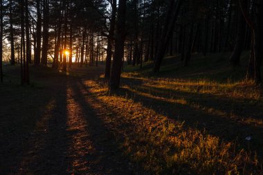 kırık bulutlar ile akşam deniz üzerinde koyu kırmızı günbatımı