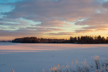 kış kırsalkarla kaplı alanlar, kırık bulutlu mavi bulutlar