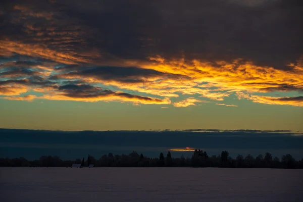 Barevný Západ Slunce Nad Poli Sněhu Zimě Venkově — Stock fotografie