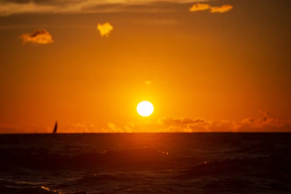 Ciemny Czerwony Zachód Słońca Nad Morzem Wieczorem Połamanych Chmur — Zdjęcie stockowe