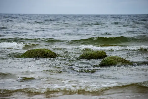 Plage Mer Orageuse Avec Grandes Roches Dans Sable Humide Mer — Photo