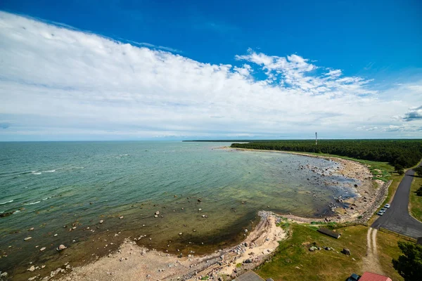 夏のヒウマア島エストニアの岩のビーチ — ストック写真