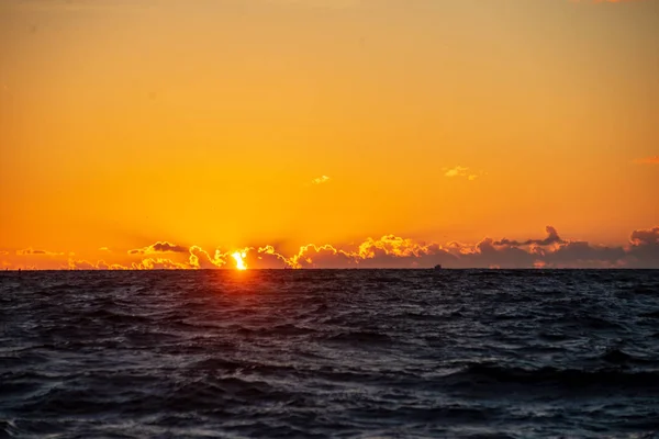 Pôr Sol Vermelho Escuro Sobre Mar Noite Com Nuvens Quebradas — Fotografia de Stock