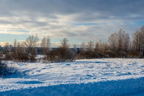 Campos Cobertos Neve Campo Inverno Nuvens Azuis Com Nuvens Quebradas — Fotografia de Stock