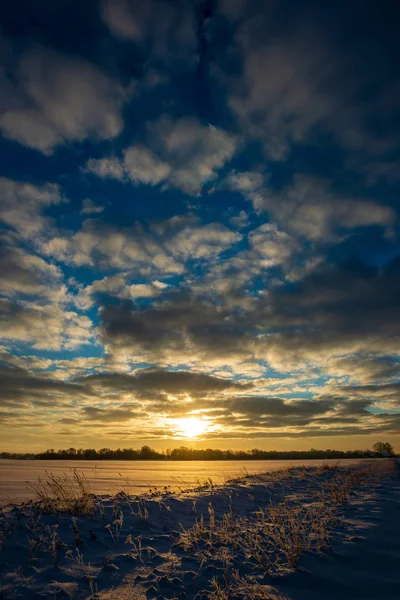 Campos Cobertos Neve Campo Inverno Nuvens Azuis Com Nuvens Quebradas — Fotografia de Stock