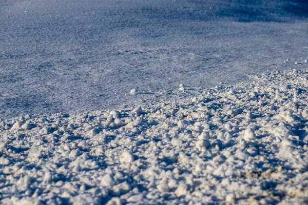 Snötäckta Fält Vinter Landsbygd Blå Moln Med Trasiga Moln — Stockfoto