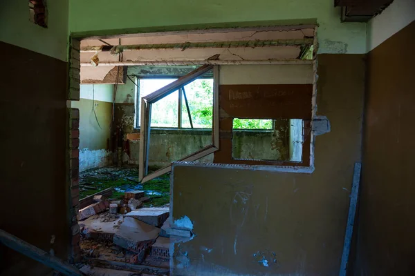 Velho Abandonado Interior Fazenda Arbustos Verdes Verão — Fotografia de Stock