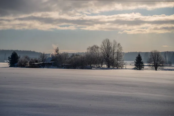 Schneebedeckte Felder Winterlicher Landschaft Blaue Wolken Mit Gebrochenen Wolken — Stockfoto