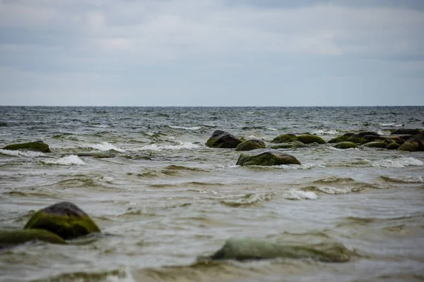 Stormig Havsstrand Med Stora Klippor Den Våta Sanden Östersjön — Stockfoto