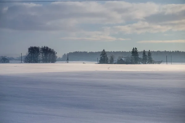 Campos Cobertos Neve Campo Inverno Nuvens Azuis Com Nuvens Quebradas — Fotografia de Stock