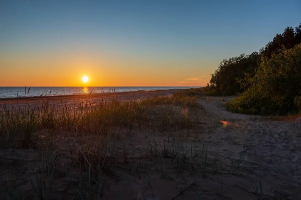 Mörkröd Solnedgång Över Havet Kvällen Med Trasiga Moln — Stockfoto