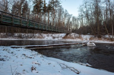 kışın neredeyse donmuş nehir