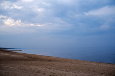 mavi bulutlar ve l ile Baltık denizi kıyısında sakin deniz plajı