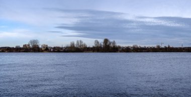 güneşli bir günde kum ve su ile deniz plajı