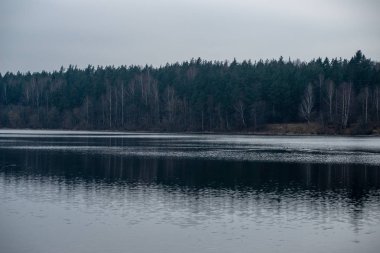kışın neredeyse donmuş nehir