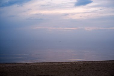 mavi bulutlar ve l ile Baltık denizi kıyısında sakin deniz plajı