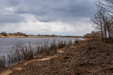 s üzerinde hiçbir bitki örtüsü ile erken ilkbaharda ülke orman nehri