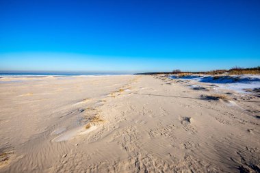 deniz plajı tarafından kışın dondurulmuş kum dokuları