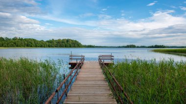Tahta döşeme, yaya yolu. Gölde trambolin.