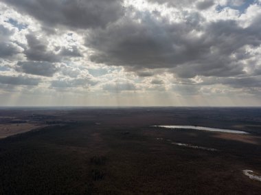 küçük göller ile kırsal alanlar ve ormanlar havadan görünümü