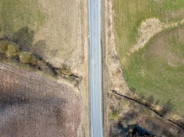 kırsal yollar ve evler ve l ile küçük bir köy havadan görünümü