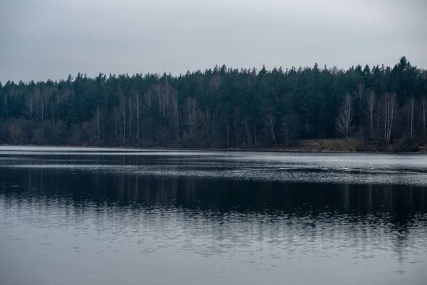 Rivière presque gelée en hiver — Photo